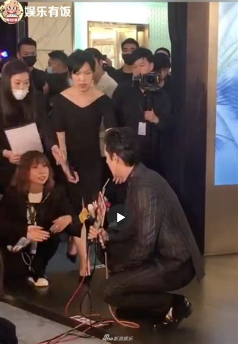 胡歌主动蹲下接受记者采访 背头造型亮相帅气迷人_新浪图片