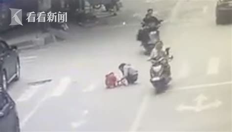 女孩被压车底，众人合力抬车施救_凤凰网视频_凤凰网