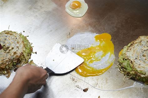 厨师正在制作日式铁板烧特写高清图片下载-正版图片502069423-摄图网