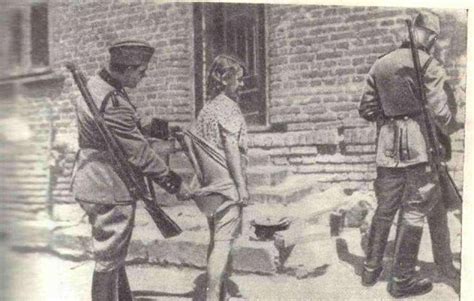二战时期，苏联派女兵上战场，为何配备行动不便的裙子高跟鞋？