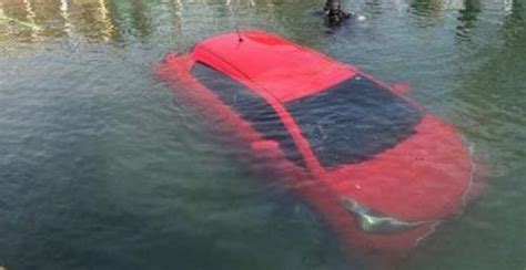 两车相撞不幸坠河，落水后如何自救？_搜狐汽车_搜狐网