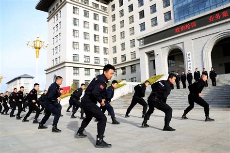 陕西省延安市公安局交警支队向基层单位发放十四运安保警用装备(组图)-特种装备网