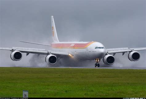 东航飞机起飞时另1架A330突然进入跑道 民航局：已展开调查|界面新闻 · 中国