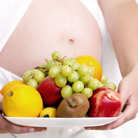 孕妇吃蔬菜和水果。高清摄影大图-千库网