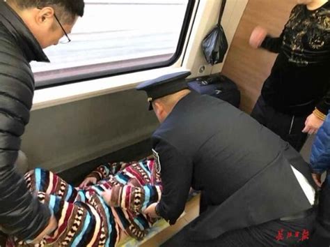 老人脊柱受伤，列车长想法让她在动车上享受卧铺待遇_武汉_新闻中心_长江网_cjn.cn