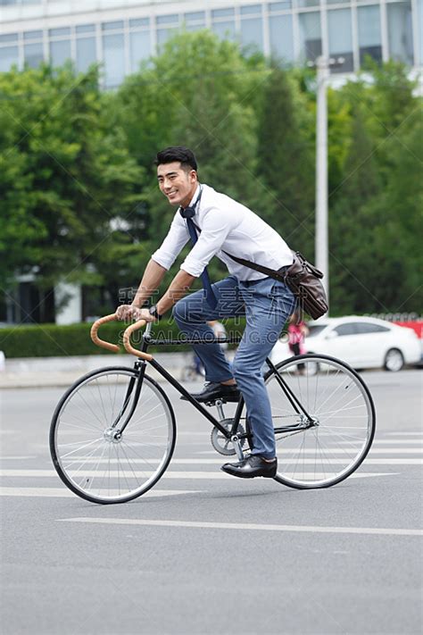 自行车图片-城市中骑着自行车的人素材-高清图片-摄影照片-寻图免费打包下载