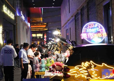 2024红专街早市，哈尔滨最出名的早市，距离中央大街很近。尹胖子油炸糕，只买了2个，1.50元一个_红专街-评论-去哪儿攻略