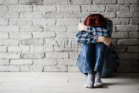 沮丧的年轻哭泣的女人-受害者照片摄影图片_ID:133527864-Veer图库