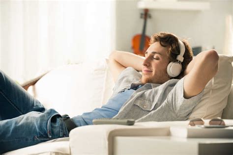 男人用手机听音乐靠在沙发上图片-坐在沙发上用手机听音乐的男人素材-高清图片-摄影照片-寻图免费打包下载
