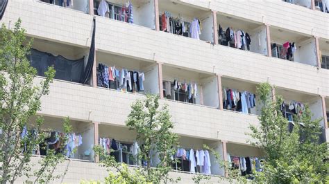大学女生宿舍临街晾衣服如“橱窗” 各色衣服挂满阳台
