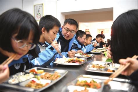 午餐在学校吃，娃由学校带！郑州全市中小学实施在校配餐也不远啦-大河网