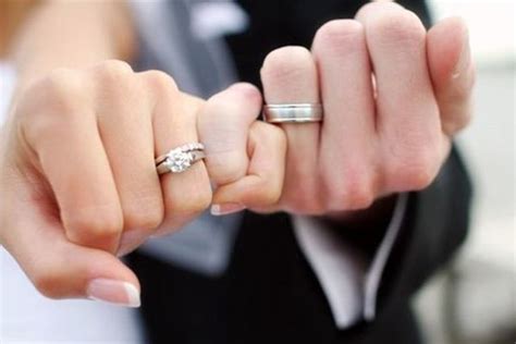 结婚戒指戴左手还是右手 婚戒的戴法有哪些不同寓意_婚戒首饰_婚庆百科_齐家网