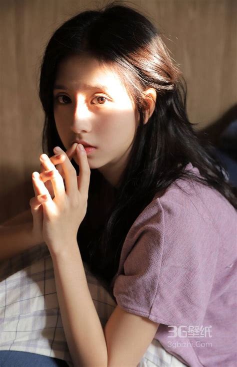皮肤粉嫩白皙的美腿美少女甜美迷人居家写真图片