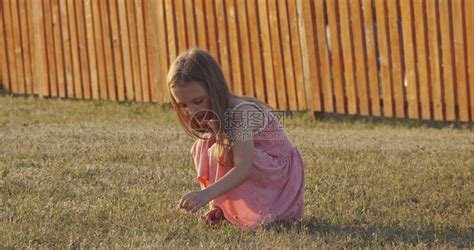 春天在田里玩耍的孩子高清图片下载-正版图片501515564-摄图网