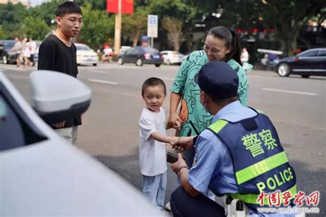乐山交警与时间赛跑 6分钟护送孕妇就医 -中国警察网