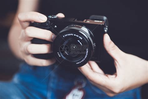 摄影师拿着相机在拍照图片-摄影师正在使用专业相机素材-高清图片-摄影照片-寻图免费打包下载