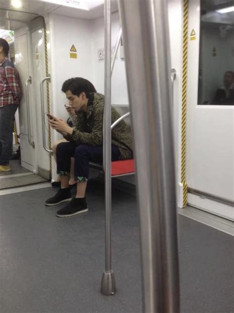 男生高铁上尾随女生要微信：缠了2个小时，被乘客机智解围_新浪新闻