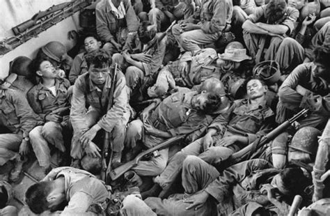 越战老照片：图1是对战俘进行刑讯逼供，图4的女人看着很可怜！|越战|士兵|南越_新浪新闻