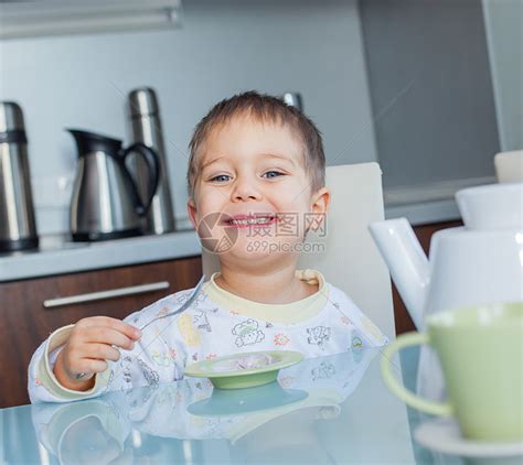 快乐的男孩吃早餐饮食乐趣谷物化合物食物玉米童年牛奶喜悦厨房高清图片下载-正版图片320709452-摄图网