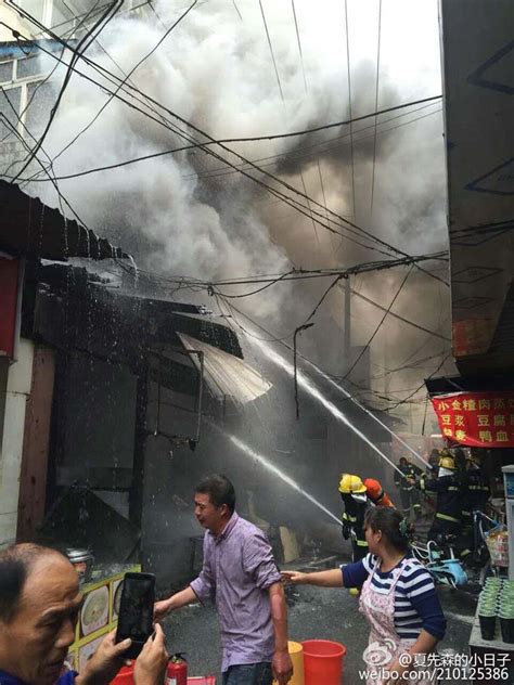 长沙一液化站爆炸现场火光冲天 10台消防车扑救