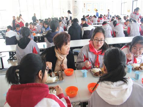 古华中学落实学生集中用餐陪餐制度