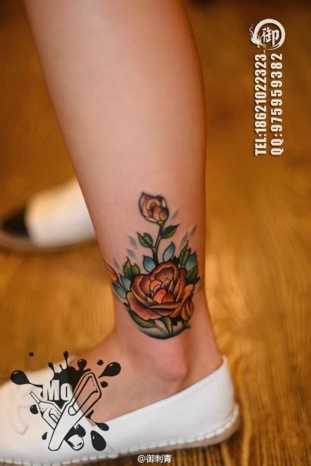女生腿部唯美精美的玫瑰花纹身图案