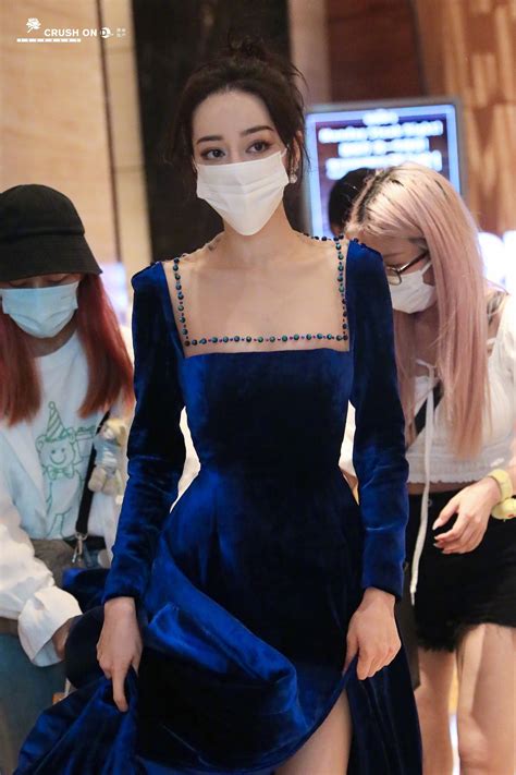 迪丽热巴拾光盛典蓝色丝绒长裙造型太惊艳了