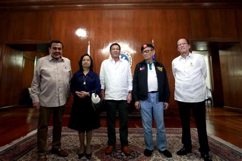 为南海 互相不爽的5位菲律宾历任总统聚到了一起