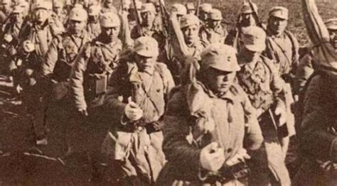抗战时期的伪军：为日军点烟上日本杂志_新浪图片