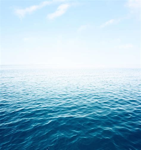 蓝天下清澈的湖水和绵延的山脉图片下载 - 觅知网