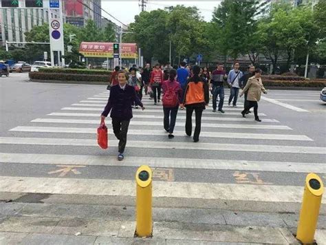 行人闯红灯遭水喷 专治中国式过马路|行人闯红灯遭水喷