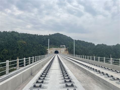 汉巴南高铁五标段无砟轨道施工顺利完成_四川在线