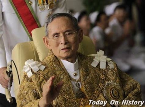 泰国王加冕典礼持续3天：坐16人抬的镀金轿子巡游_手机新浪网