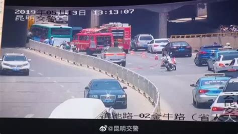 通报来了！昆明公交车撞上桥墩致9人受伤 乘客：没人抢方向盘__凤凰网