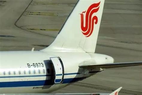 国产支线客机ARJ21翱翔在云南天空，拉开西南地区航线演示飞行帷幕