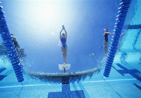 年轻的女孩游泳自由泳在游泳池，水下视野，运动和健身的概念照片摄影图片_ID:308266557-Veer图库