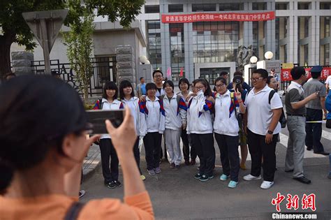 2013上海高考：考场外等待的家长(9)_高考网上海分站