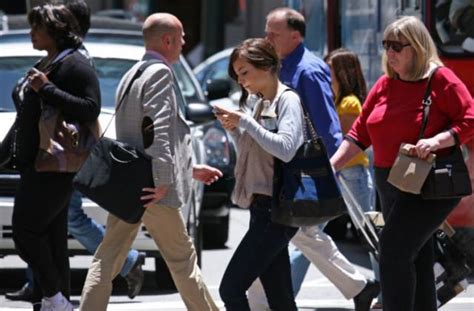 檀香山对马路玩手机者罚款 各国如何警告低头族？