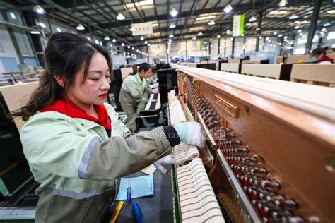 湖北宜昌：“长江”钢琴生产忙-人民图片网