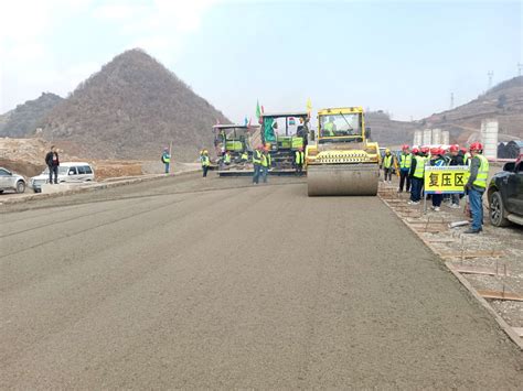 赫六高速首段路面水泥稳定碎石基层试验段施工顺利开展