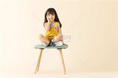 坐着椅子上的女孩元素素材下载-正版素材401414242-摄图网