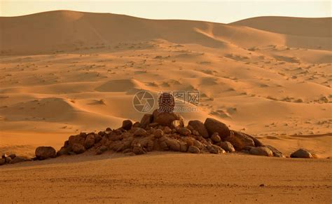 纳米布沙漠出乎意料的岩层形成被称为无高清图片下载-正版图片506697215-摄图网