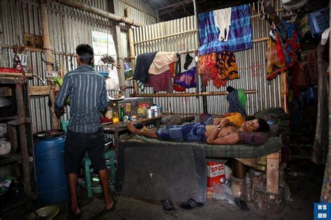 孟加拉吉大港贫民窟 家家户户一贫如洗，越穷越生孩子_手机凤凰网