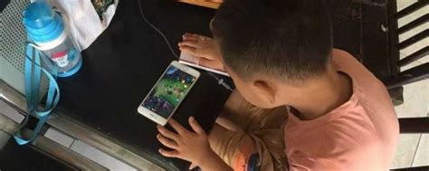 怎么控制孩子玩手机的时间 如何控制孩子玩手机的时间_知秀网