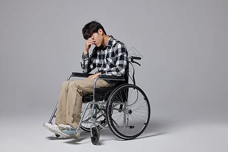 青年男性坐轮椅手拿白板励志形象高清图片下载-正版图片501998783-摄图网