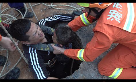 湖南双峰一6岁男童坠入污井，热心人只身入井爬行400米救人 - 今日关注 - 湖南在线 - 华声在线