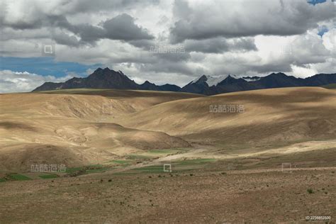 西藏日喀则地区珠峰公路沿途风光,高原平原,自然风景,摄影,汇图网www.huitu.com