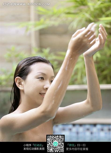 双臂前举在浴池里洗澡的美女图片免费下载_红动中国