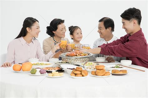 中秋团圆家庭聚餐高清图片下载-正版图片501035877-摄图网