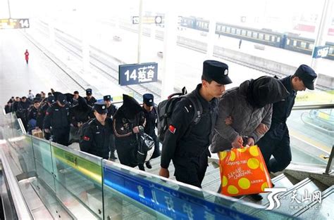 乌鲁木齐特警举行抓捕演练 动用震爆弹催泪弹-中国长安网